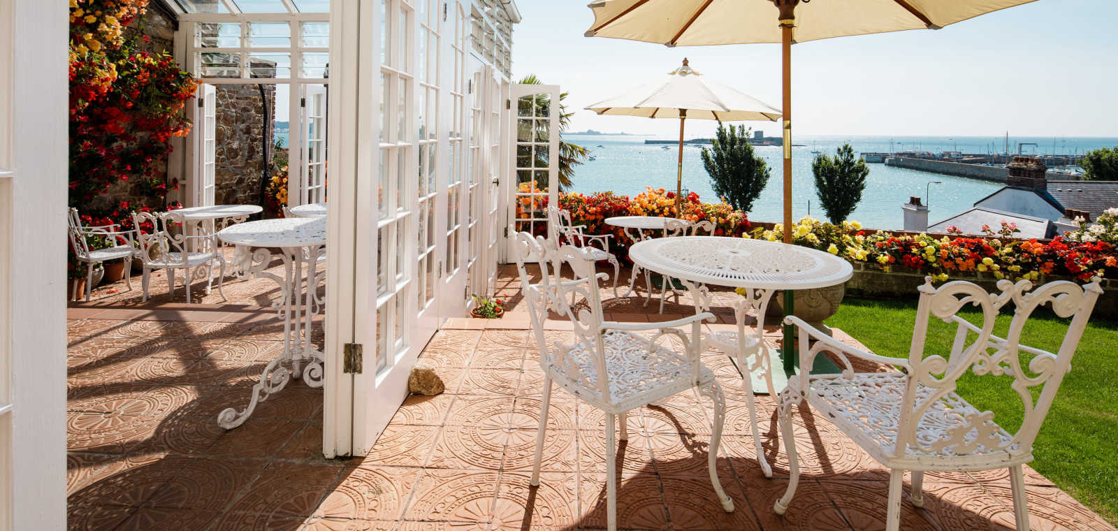 Al fresco dining with champagne views