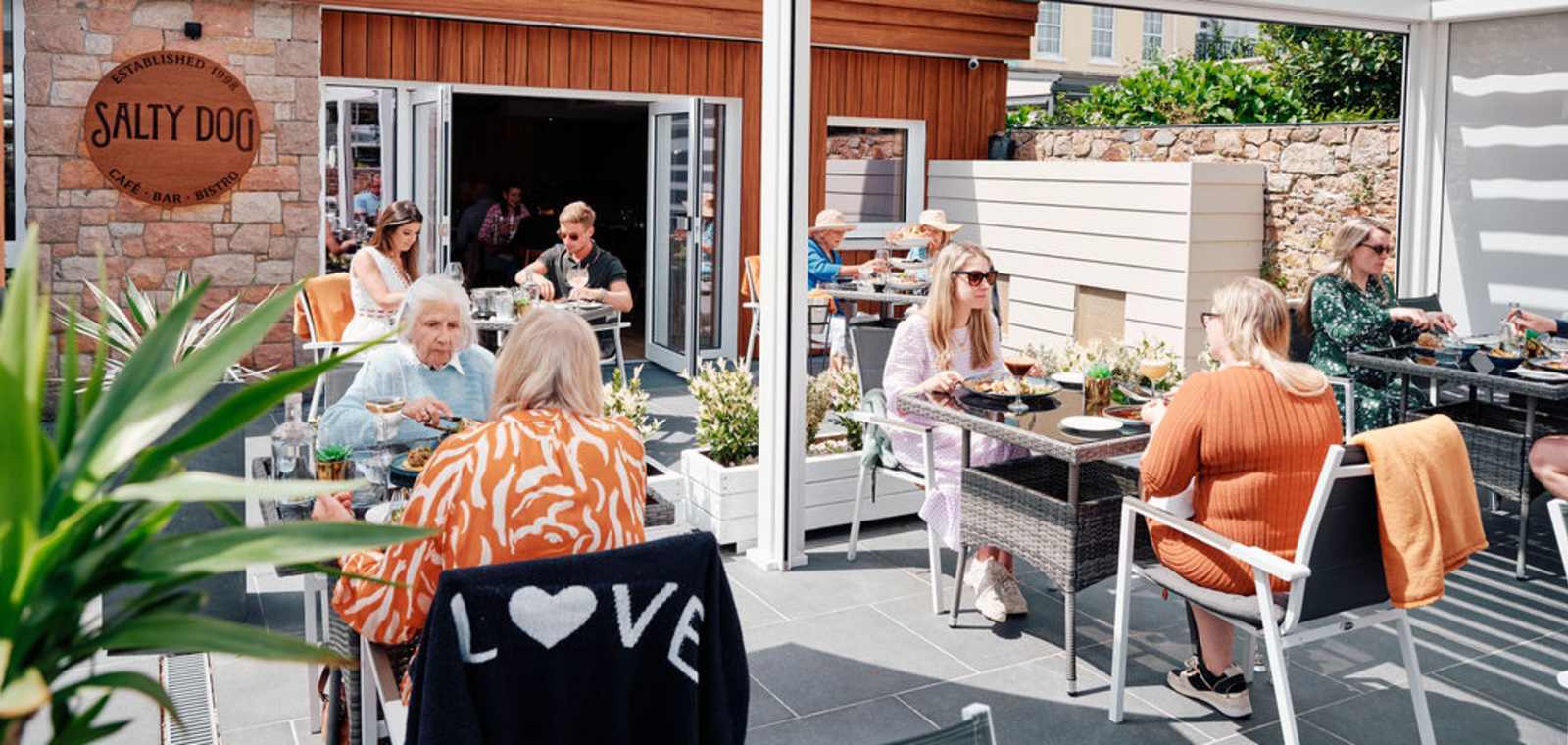 Salty Dog Café, Bar & Bistro