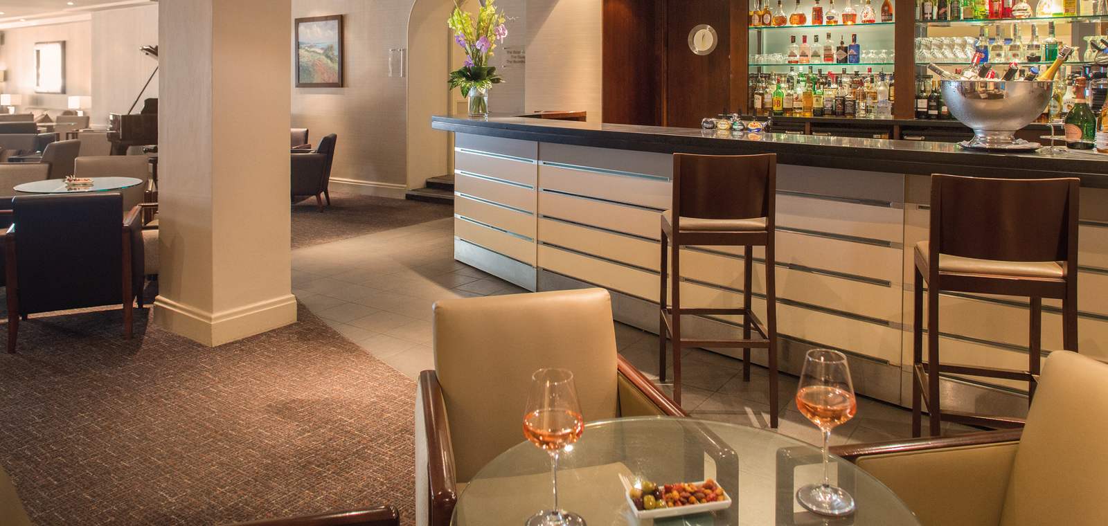 The Lounge at L’Horizon Beach Hotel & Spa
