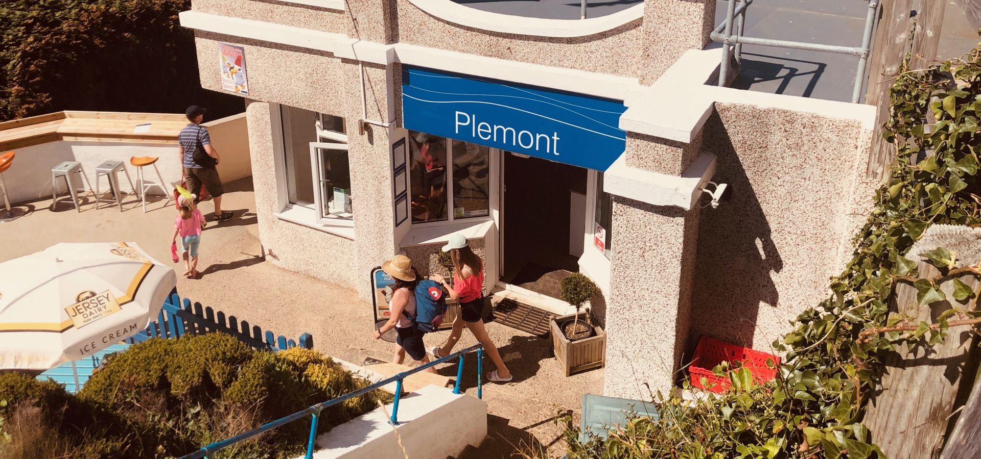 picture of cafe and beach