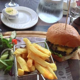 Beau Burger, chips and salad