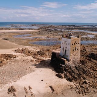 Seymour tower, high and dry, before the rise of tide of some 14 metres in volume, twice daly.