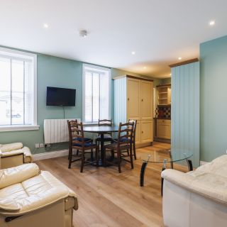 Langtry Lounge/Kitchen