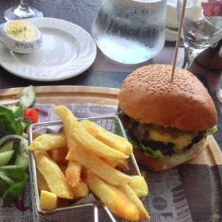 Beau Burger, chips and salad