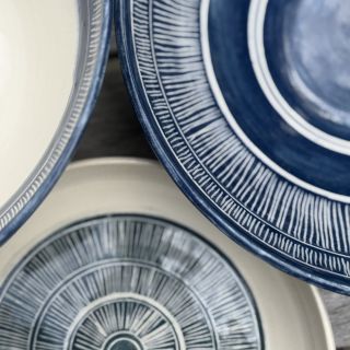 Sgraffito design on bowls