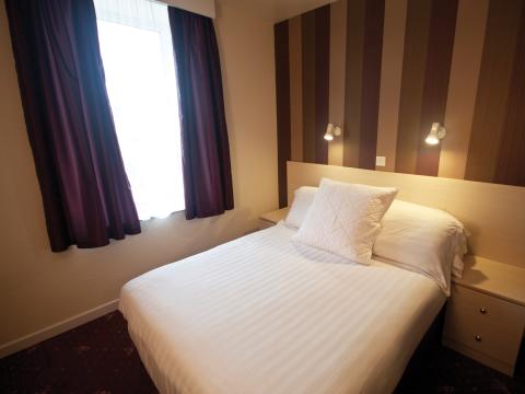 Norfolk Hotel double bedroom