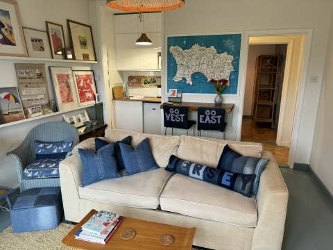Connie's corner lounge