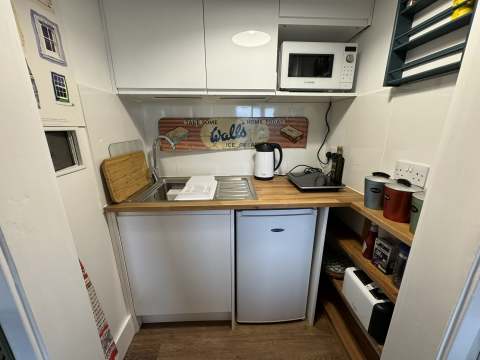 Connie's Corner - Kitchenette