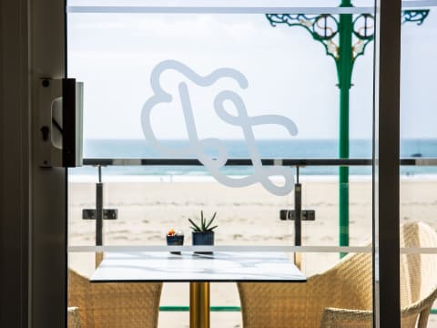 La Brise Kitchen, Bar & Coffee Shop
