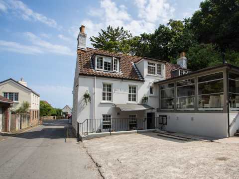The Rozel Pub and Dining / Exterior