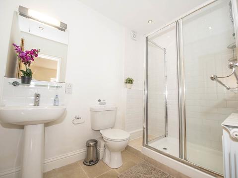 Second bedroom en-suite bathroom