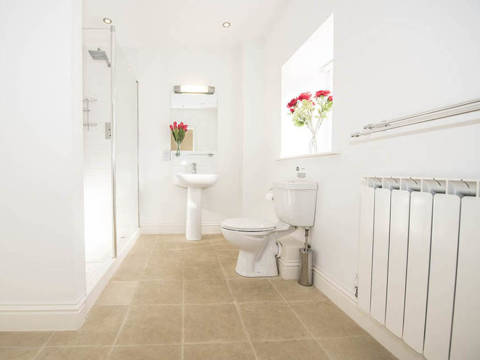 Master bedroom en-suite bathroom