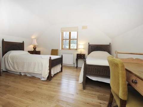 Twin bedroom