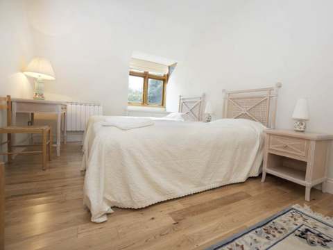 Twin bedroom 2