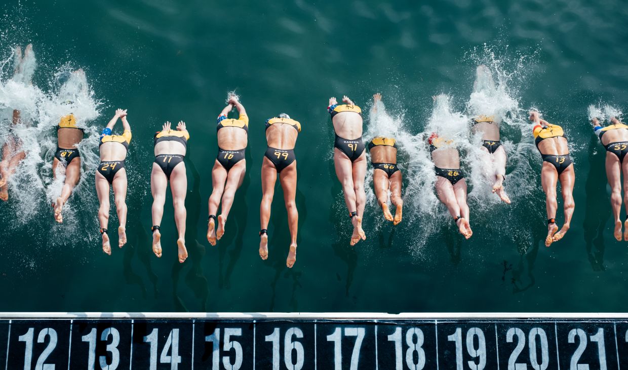 Super League Triathlon swimmers diving into the water