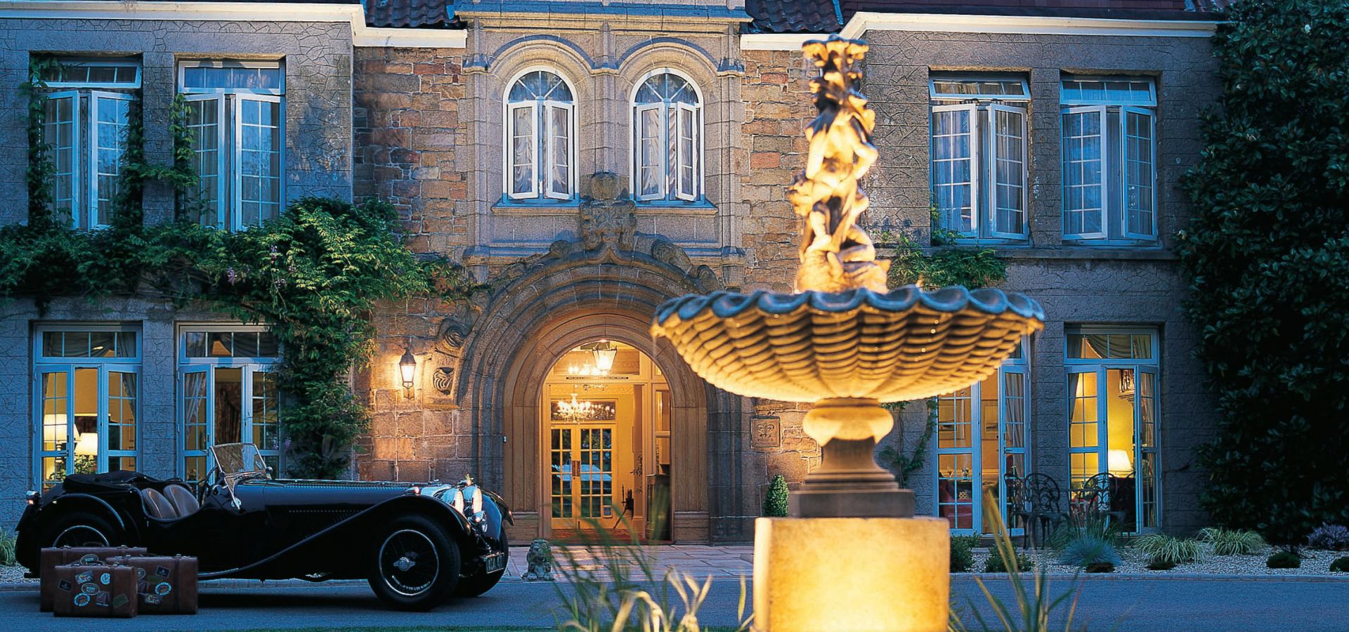 Classic car and fountain in Longueville Manor