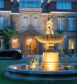 Classic car and fountain in Longueville Manor