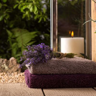 A towel and lavender at the Cottage Garden spa Longueville Manor