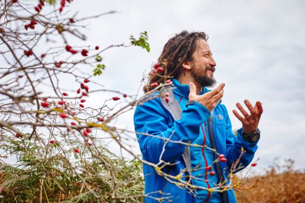 Man talking about foraging