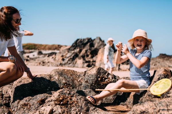 Famille jouant sur le sable à la plage