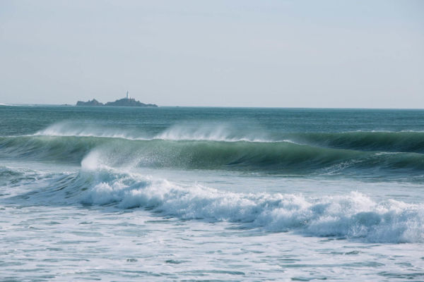 waves breaking in Saint Ouen