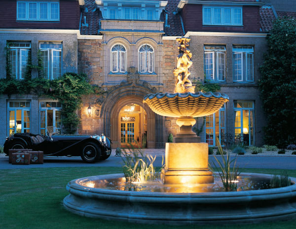 Classic car and fountain in Longueville Manor