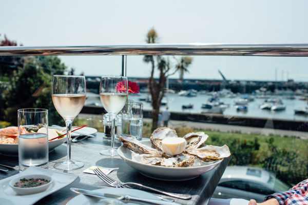 Plate of oysters and glasses of white wine