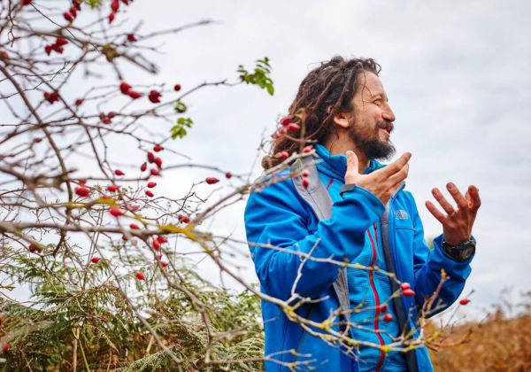 Man talking about foraging