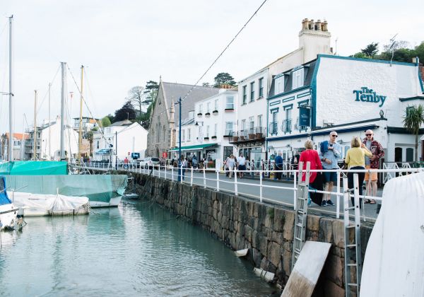 Friends by the harbour in St. Aubin