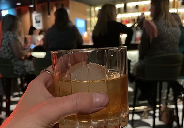 Hand holding a non-alcoholic cocktail