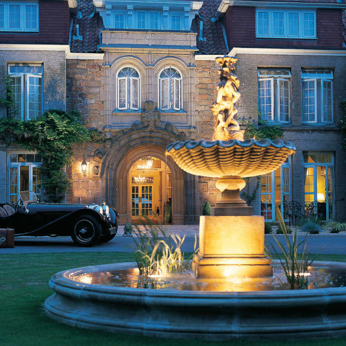 Classic car and fountain in Longueville Manor's yard